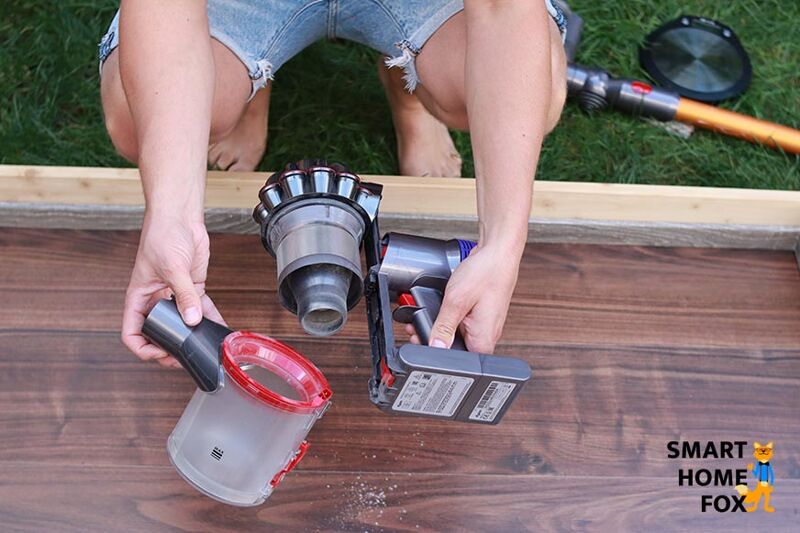 Удаление мусорного контейнера с Dyson V8